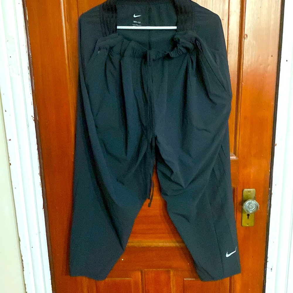NWT: woman’s Nike Women's Flex Black Essential 7/8
Running Pants